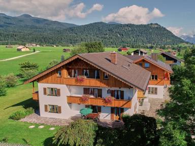 Urlaub in den Bergen der Alpen: Ferienwohnungen in Krün - HomeToGo