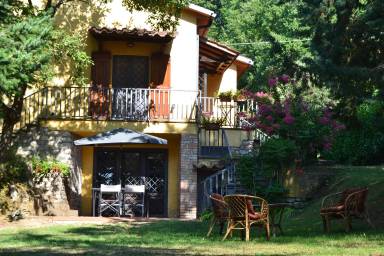 Casa singola con giardino ad uso esclusivo, in zona tranquilla e non isolata al confine tra Umbria e Toscana