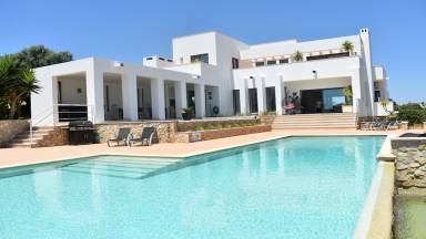 Villa with terrace, private pool & garden