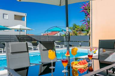 Voll ausgestattetes Apartment mit Garten, beheiztem Pool und Terrasse | Meerblick