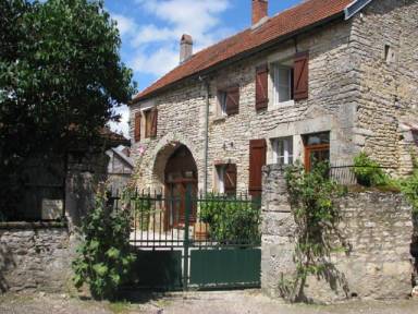 Un gîte à Flavigny-sur-Ozerain : détente assurée dans l'un des plus beaux villages français - HomeToGo