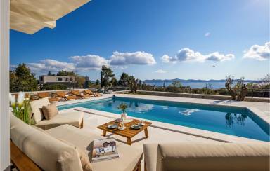 140 qm Ferienhaus mit privatem Pool für 8 Gäste mit Hund in Zadar