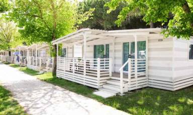 Mobilheim mit Sauna, beheiztem Pool und Garten