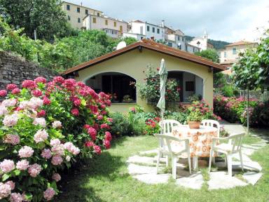 Ferienhaus mit eingezäuntem Garten für 4 Gäste mit Hund in Tavole, Ligurien