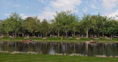 Exklusive Lodge an der Vecht mit privater Terrasse, Panoramablick, Sauna und Außendusche. Luxuriöse Designunterkunft für 4 Gäste mit Privatsphäre, direkt am Wasser in absoluter Ruhe.