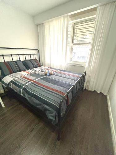 North York Cozy Queen Room Walk to Subway and Stores
