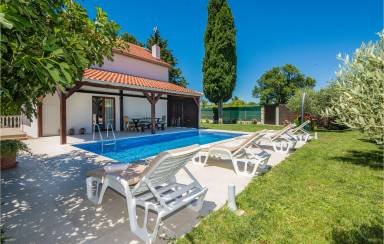 Ferienhaus mit Pool, Umzäunt, für 8 Gäste mit Hund in Smoković, Zadar