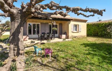 Ferienhaus mit eingezäuntem Grundstück für 6 Gäste mit Hund in Rognonas, Frankreich
