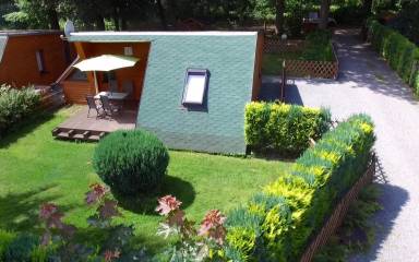Kleines, modern eingerichtetes Ferienhaus mit Terrasse