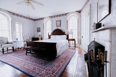 Bed & Breakfast Yard Orange