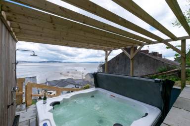 Fully equipped cottage with garden & jacuzzi | Water view | Beach nearby
