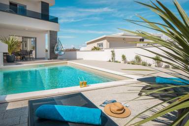 Villa mit Terrasse, Pool und Grill | Poolblick