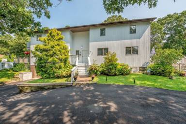 House  Hampton Bays