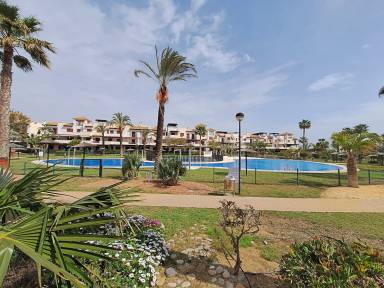 Apartamento vacacional con jardín y piscina