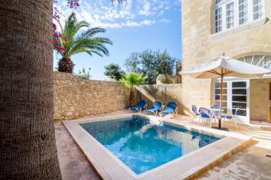Villa con jardín, terraza y piscina privada | Vistas a la ciudad
