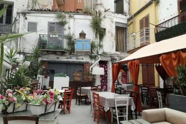 Atractivo apartamento vacacional con barbacoa y jardín