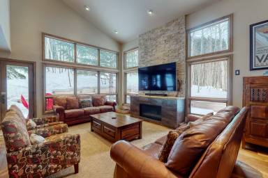 242 m² House