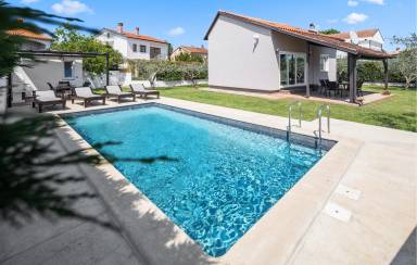 Ferienhaus mit Terrasse & Pool für 5 Gäste mit Hund in Fažana, Istrien