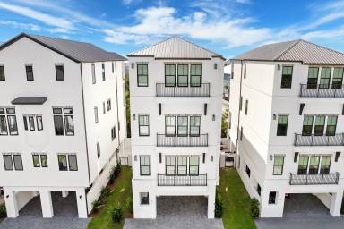 381 m² House