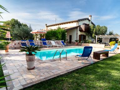 Ferienhaus mit Terrasse, Garten und Pool | Meerblick | Perfekt für die Arbeit von Zuhause