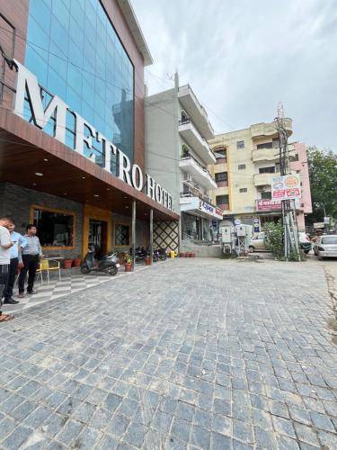 METRO HOTEL Nathdwara 500mtr 10min walking from shreenathji temple 966o9o1oo6