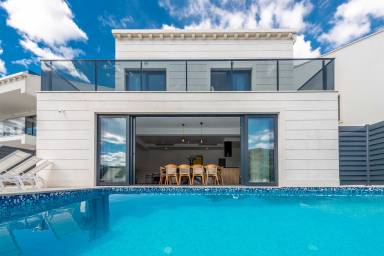 Villa mit Terrasse, Garten und Pool | Poolblick