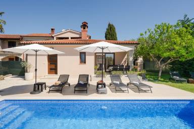 Villa mit Garten, privatem Pool und Terrasse | Gartenblick