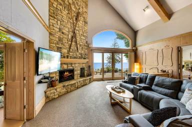 390 m² House