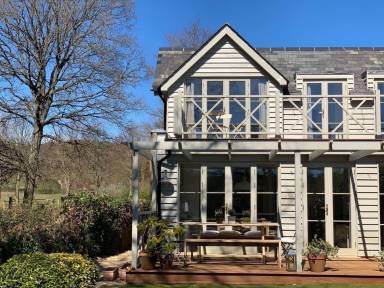 Fully equipped spacious house with BBQ & garden