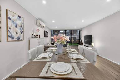 Fully equipped apartment with heated pool & garden | Close to Federation Square | City view