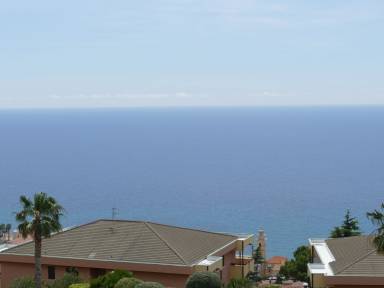 Attraente appartamento con giardino | Vista sul mare | Vicino alla spiaggia