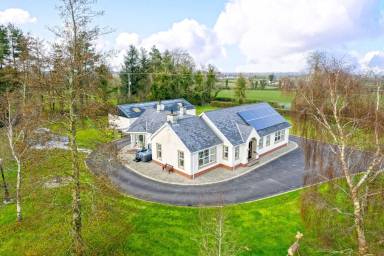 Family-friendly charming holiday home with garden & jacuzzi