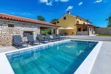 107 m² Ferienhaus am Meer mit Pool, nur wenige Minuten vom Strand entfernt ∙ 6 Gäste mit Hund ∙ 3 Schlafzimmer ∙ Brgod, Istrien