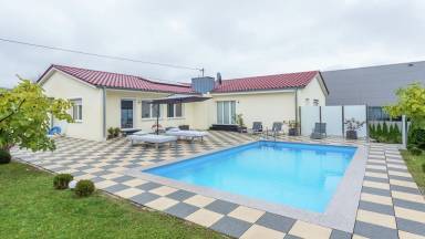 Voll ausgestattetes charmantes Apartment mit Grill, Terrasse und Pool