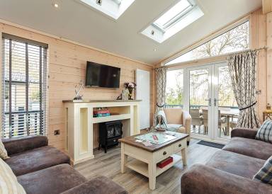 Chalet with hot tub & terrace