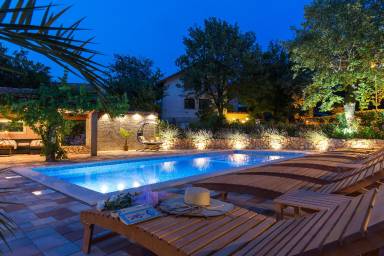 Appartamento Antonia 3 in Malinska con piscina e giardino