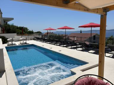Apartment mit Terrasse, beheiztem Pool und Grill | Poolblick