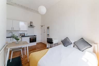 Holiday apartment with garden | Near Cabot Tower | Suitable for remote work