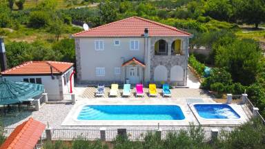 Familienorientiertes schönes Ferienhaus mit Garten, Whirlpool und Terrasse | Wasserblick