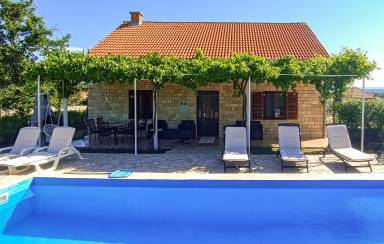 100 m² Ferienhaus mit Terrasse, Pool & Garten ∙ 6 Gäste mit Hund ∙ 3 Schlafzimmer ∙ Lišane Tinjske, Dalmatien