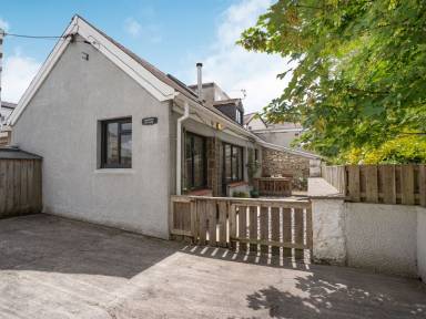 Cottage with garden | Beach view