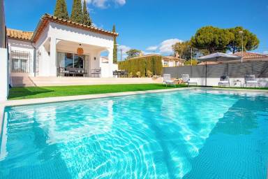 Villa avec terrasse, jardin et piscine privée