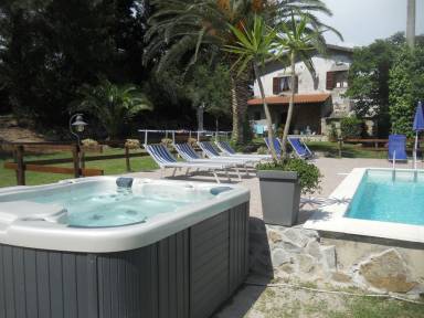 Schöne Ferienwohnung in Riparbella mit Pool, Whirlpool & Grill