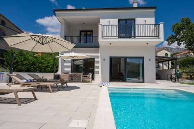 Villa mit Pool, Garten und Terrasse