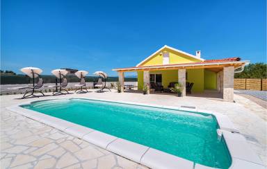 80 qm Ferienhaus mit privatem Pool für 6 Gäste mit Hund in Zemunik Donji, Kroatien