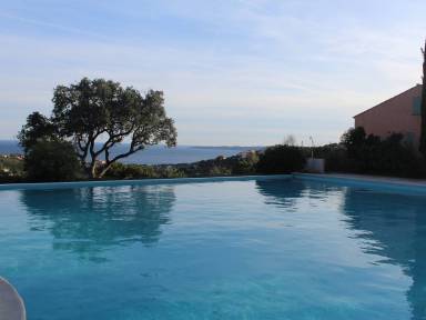 46 m² Wunderschönes Ferienhaus mit Pool ∙ Haustierfreundlich ∙ 6 Gäste ∙ 2 Schlafzimmer ∙ Roquebrune-sur-Argens, Département Var, Côte d’Azur
