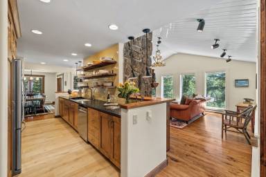 344 m² House
