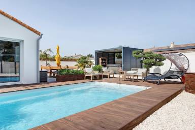 Maison avec terrasse, internet haut débit et piscine | Vue jardin