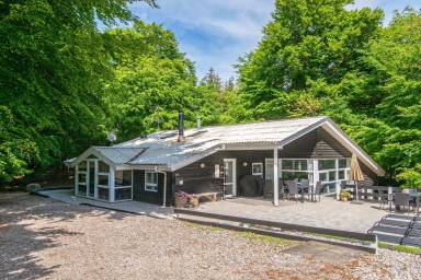 Kinderfreundliches weiträumiges Ferienhaus mit Terrasse, Pool und Sauna | Haustiere sind willkommen