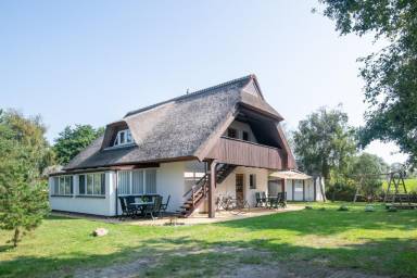 Familiengeführtes reetgedecktes Ferienhaus mit 3 Wohnungen - in 50 Metern an der Ostsee